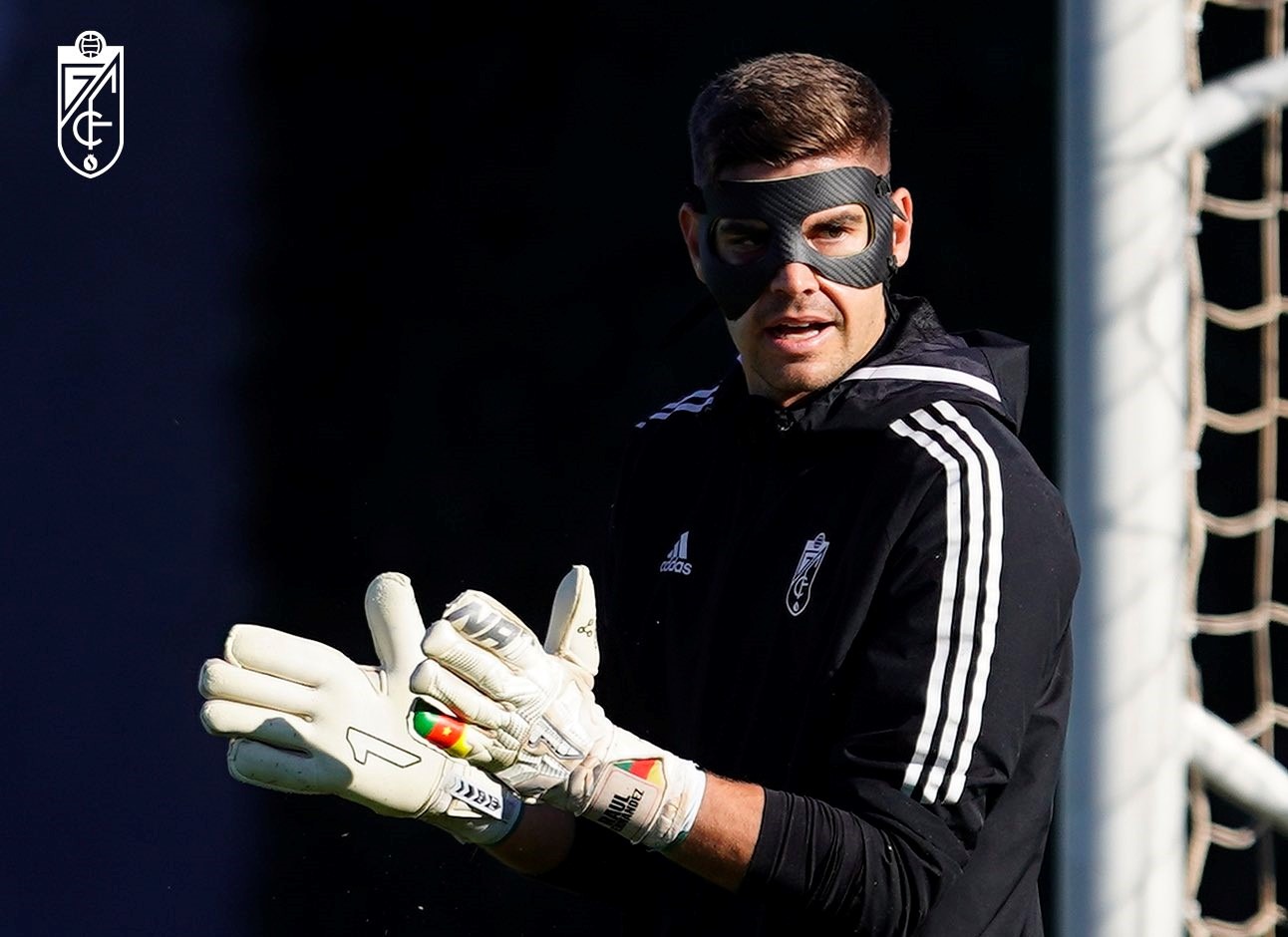 Raúl Fernández, con máscara en el último entrenamiento del Granada (GCF)