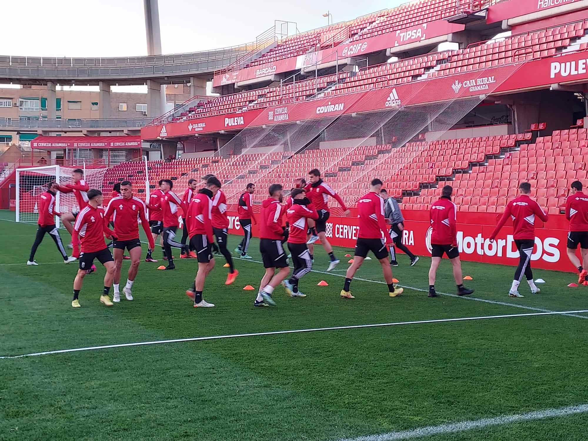 Los jugadores del Granada, en el entrenamiento de este viernes (FRAN CALVO)