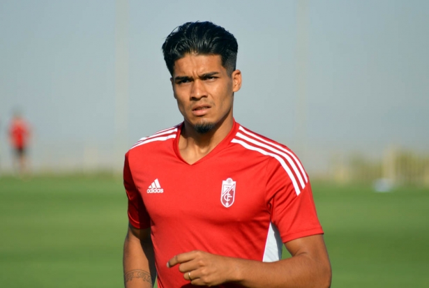 Arezo, en un entrenamiento con el Granada (JAVIER PALMA)