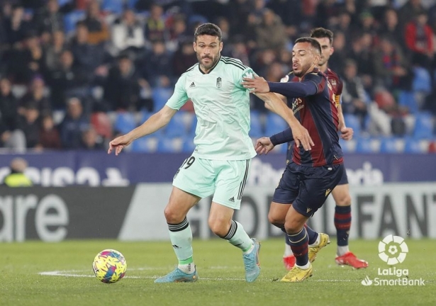 Jorge Molina pugna con Vezo un balón en el `Ciutat de València` (LALIGA) Jorge Molina pugna con Vezo un balón en el `Ciutat de València` (LALIGA)