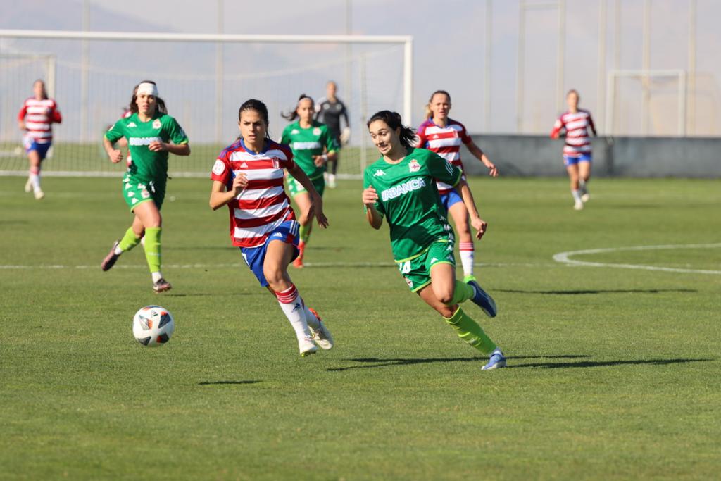 Laura Pérez, la mejor del Granada ante el Dépor, pugna por un balón con una rival (JOSÉ ANDRÉS FERNÁNDEZ)