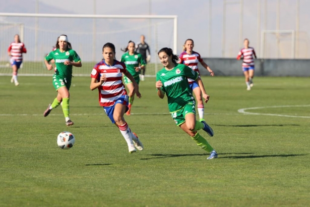 Laura Pérez, la mejor del Granada ante el Dépor, pugna por un balón con una rival (JOSÉ ANDRÉS FERNÁNDEZ) Laura Pérez, la mejor del Granada ante el Dépor, pugna por un balón con una rival (JOSÉ ANDRÉS FERNÁNDEZ)