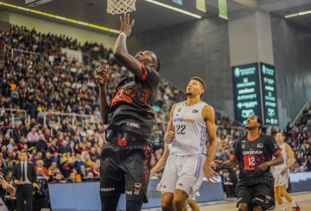 Petit Niang anota ante Eddy Tavares (JOSÉ VELASCO) 