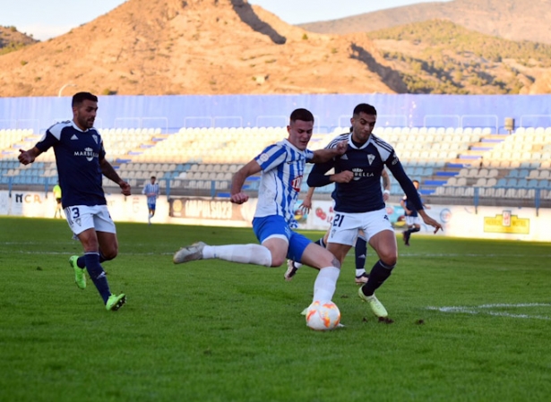 El local Iker Burgos se las ve con el central visitante Raúl Pérez (SEMANARIO MUCHO DEPORTE) El local Iker Burgos se las ve con el central visitante Raúl Pérez (SEMANARIO MUCHO DEPORTE)