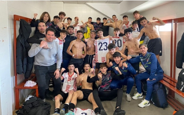 El Arenas de Armilla celebra la victoria en el derbi ante el Maracena (ARENAS DE ARMILLA) El Arenas de Armilla celebra la victoria en el derbi ante el Maracena (ARENAS DE ARMILLA)