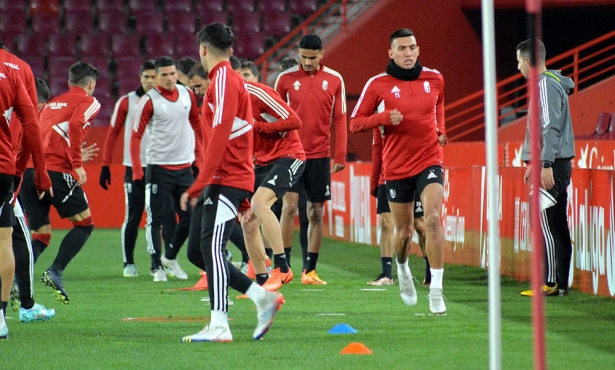 Imagen de un entrenamiento anterior del Granada, con Uzuni entre los integrantes (JAVIER PALMA)