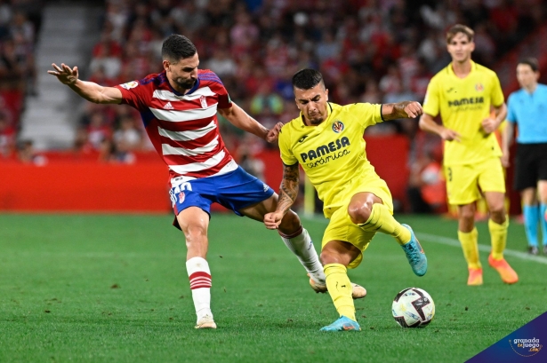 Lance del partido de la primera vuelta entre el Granada y el Villarreal B (JOSÉ M. BALDOMERO)