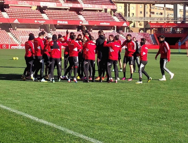 Momento del entrenamiento en el que los jugadores le hacen el `pasillo` a Meseguer por su vuelta (FRAN CALVO)