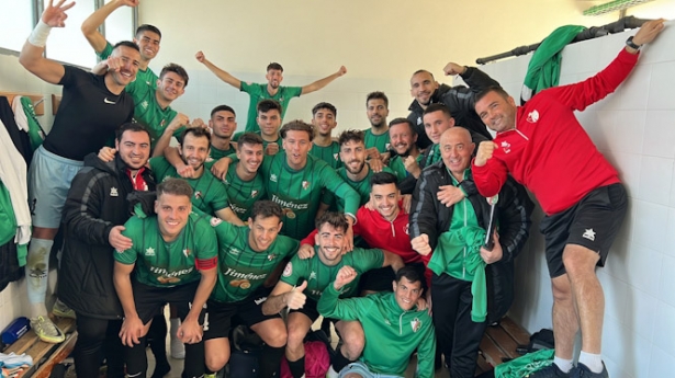 El Huétor Vega celebró la victoria en vestuarios (CD HUÉTOR VEGA) El Huétor Vega celebró la victoria en vestuarios (CD HUÉTOR VEGA)
