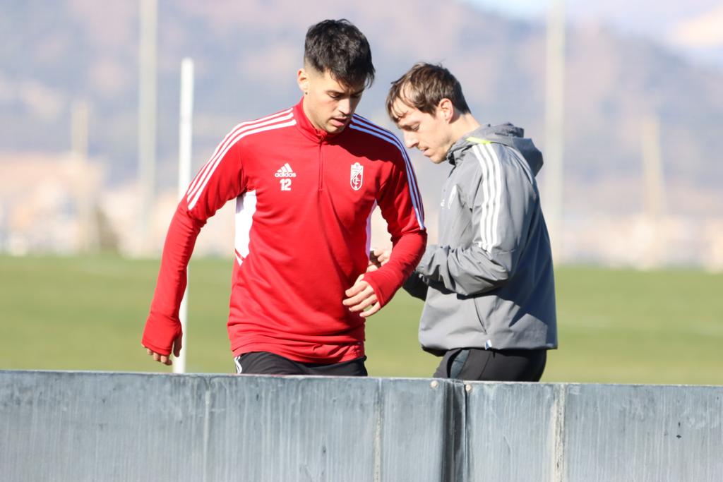 Meseguer, entrenando al margen junto a un readaptador en la sesión del domingo (JOSÉ ANDRÉS FERNÁNDEZ)