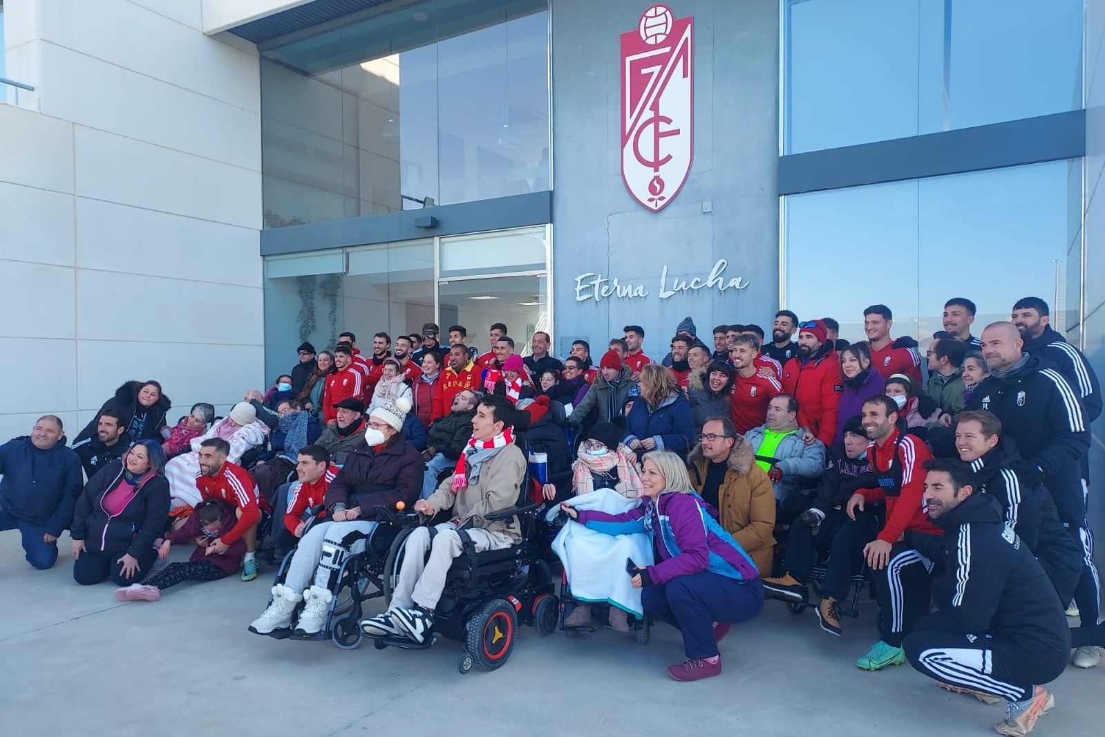 Miembros de ASPACE junto a la plantilla del Granada este martes en la Ciudad Deportiva (FRAN CALVO)