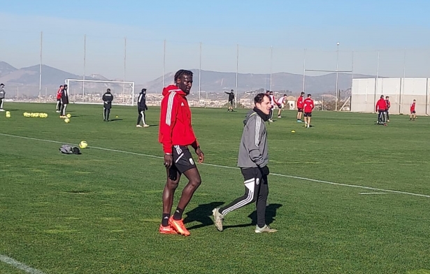 Famara, al margen junto a un readaptador durante el entrenamiento del martes en la Ciudad Deportiva (FRAN CALVO) Famara, al margen junto a un readaptador durante el entrenamiento del martes en la Ciudad Deportiva (FRAN CALVO)