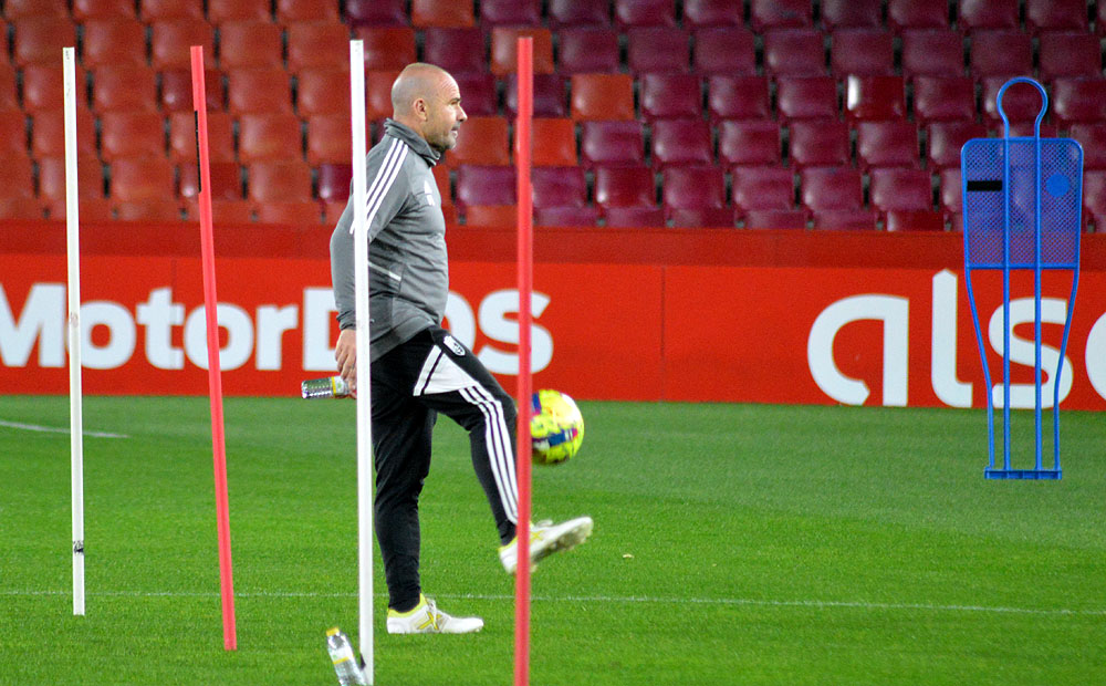 Paco López, en un entrenamiento anterior en `Los Cármenes` (JAVIER PALMA)