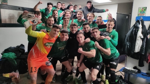 El CD Huétor Vega celebró la victoria en vestuarios (CD HUÉTOR VEGA) El CD Huétor Vega celebró la victoria en vestuarios (CD HUÉTOR VEGA)