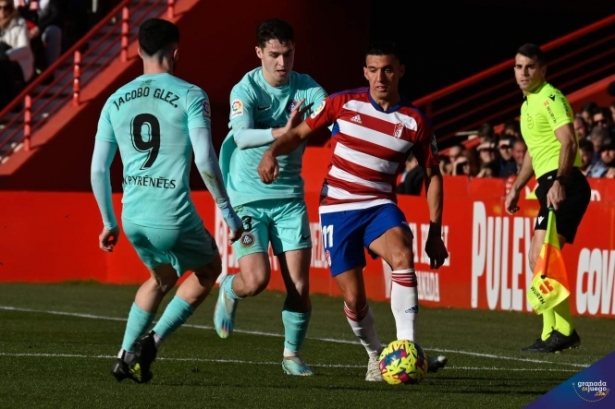 Uzuni fue el más destacado del Granada CF (JOSÉ M. BALDOMERO) Uzuni fue el más destacado del Granada CF (JOSÉ M. BALDOMERO)