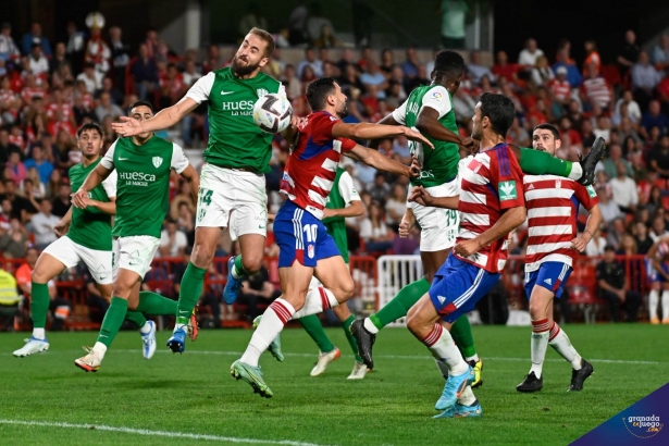 Lance del partido de la primera vuelta entre el Granada y el Huesca en `Los Cármenes` (JOSÉ M. BALDOMERO) Lance del partido de la primera vuelta entre el Granada y el Huesca en `Los Cármenes` (JOSÉ M. BALDOMERO)