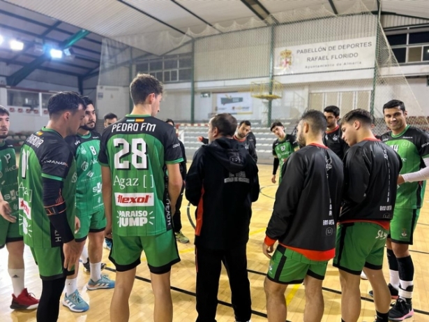 Javier Elvira da instrucciones durante un tiempo muerto (FUNDACIÓN BM CIUDAD DE GRANADA)