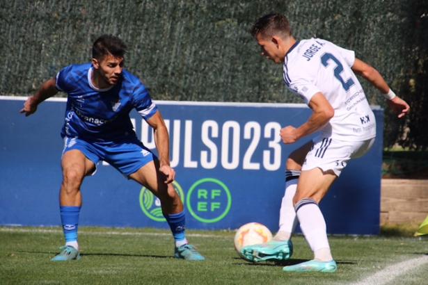 Jorge Álvarez encara a David Romero (MARBELLA FC) Jorge Álvarez encara a David Romero (MARBELLA FC)