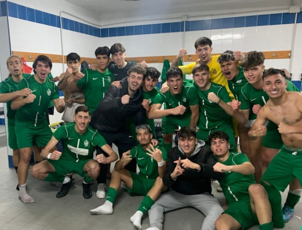 El Juvenil del Atarfe celebra su triunfo en Vera (ATARFE INDUSTRIAL) El Juvenil del Atarfe celebra su triunfo en Vera (ATARFE INDUSTRIAL)
