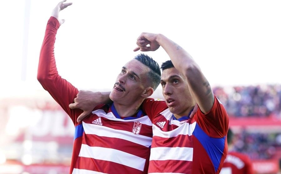 Callejón y Uzuni celebran un gol con el Granada (LALIGA)