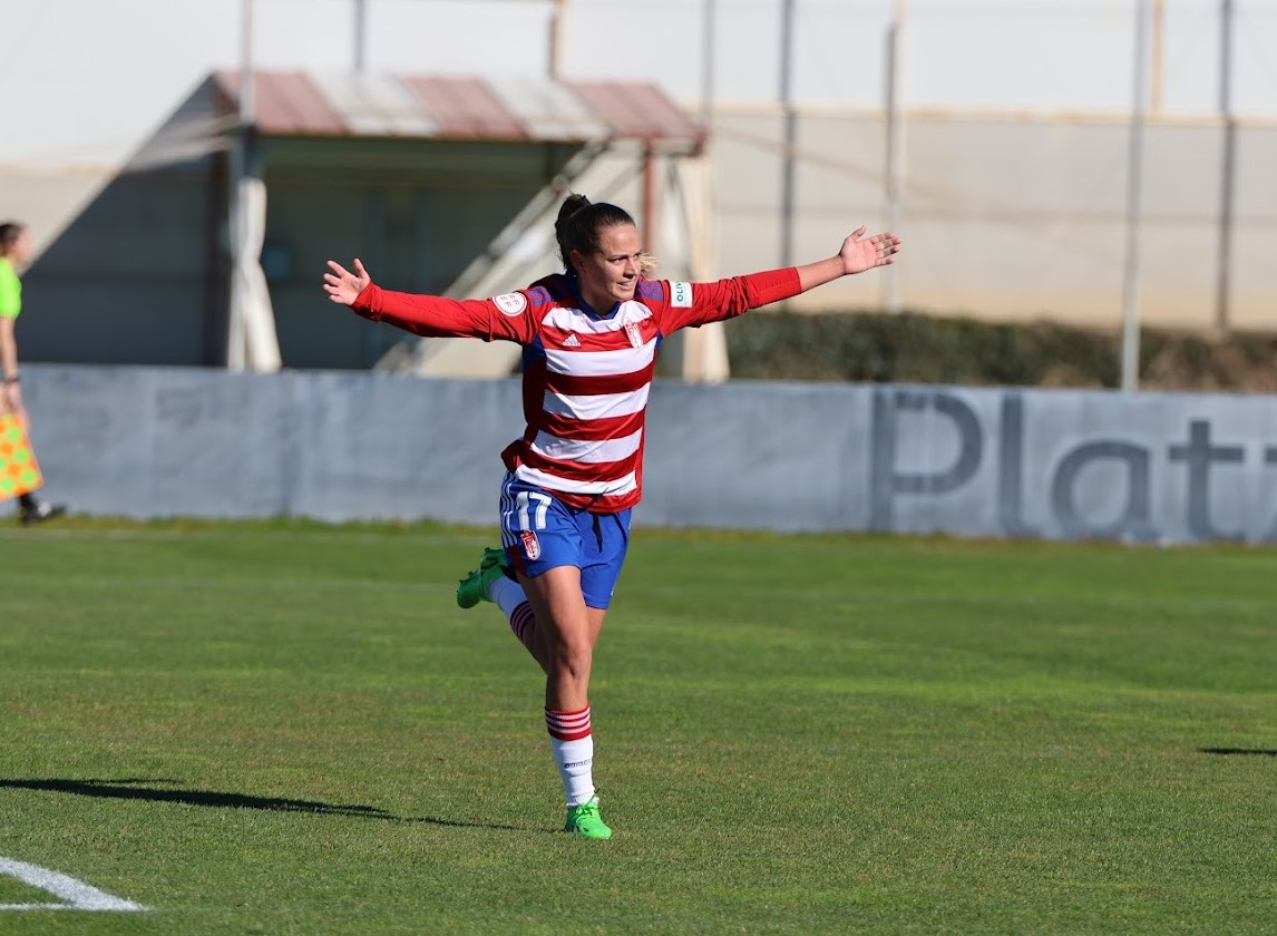 Naima García celebra un gol con el Granada (JOSÉ ANDRÉS FERNÁNDEZ)