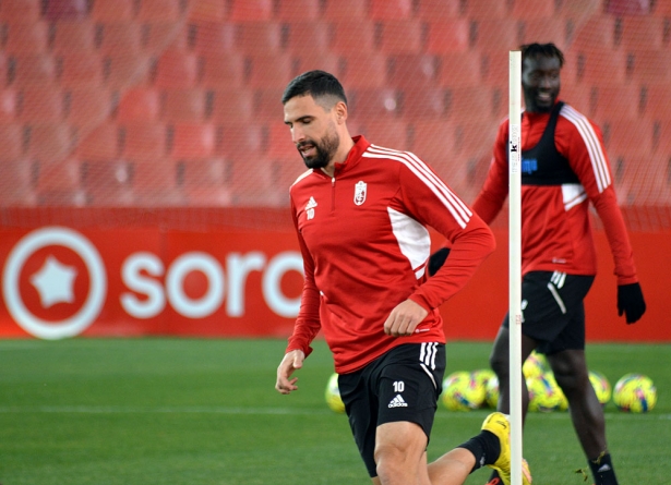 Puertas, en el entrenamiento de este jueves en el `Nuevo Los Cármenes` (JAVIER PALMA) Puertas, en el entrenamiento de este jueves en el `Nuevo Los Cármenes` (JAVIER PALMA)