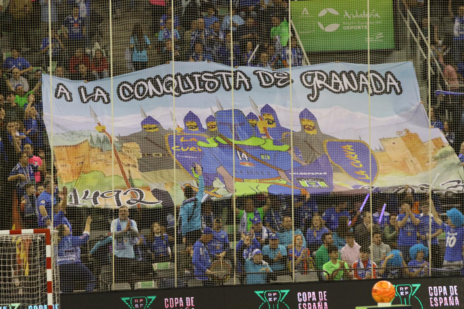 Pancarta desplegada en una de las zona del Palacio que ocupó la afición de Valdepeñas (JOSÉ ANDRÉS FERNÁNDEZ)