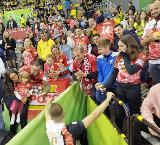 Jugadores de ElPozo y sus aficionados celebran el agónico pase a las semifinales (FRAN CALVO) Jugadores de ElPozo y sus aficionados celebran el agónico pase a las semifinales (FRAN CALVO)