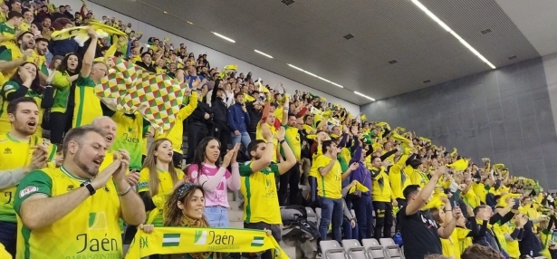 La hinchada amarilla, en uno de los fondos del Palacio (FRAN CALVO)