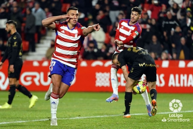 Uzuni celebra el primero de los dos penaltis anotados contra el Tenerife (LALIGA) Uzuni celebra el primero de los dos penaltis anotados contra el Tenerife (LALIGA)