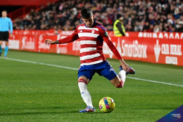Carlos Neva, durante el partido ante el Tenerife (JOSÉ M. BALDOMERO) Carlos Neva, durante el partido ante el Tenerife (JOSÉ M. BALDOMERO)