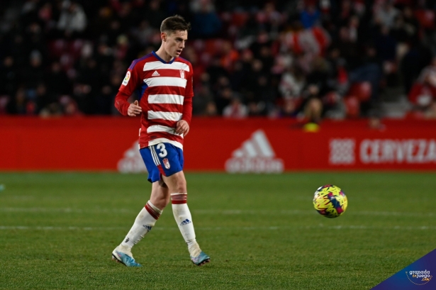 Pol Lozano conduce el balón en `Los Cármenes` durante el partido (JOSÉ M. BALDOMERO)