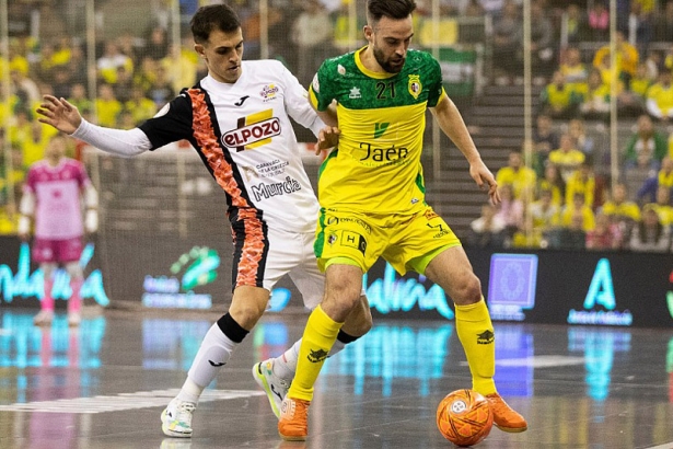 Una acción del partido entre Jaén Paraiso Interior y ElPozo (RFEF)