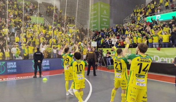 Los jugadores del Jaén celebran el pase a la final de la Copa de España junto a sus aficionados en el Palacio (FRAN CALVO) Los jugadores del Jaén celebran el pase a la final de la Copa de España junto a sus aficionados en el Palacio (FRAN CALVO)