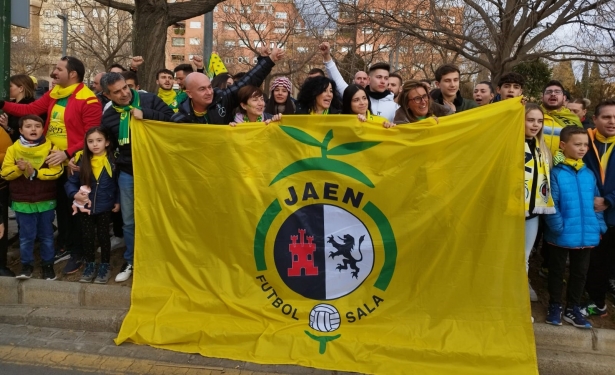 Aficionados del Jaén, a la espera del paso del autobús del equipo en la previa de la final (FRAN CALVO)