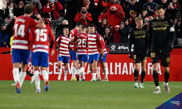Los jugadores del Granada celebran el segundo gol ante el Tenerife (JOSÉ M. BALDOMERO) Los jugadores del Granada celebran el segundo gol ante el Tenerife (JOSÉ M. BALDOMERO)