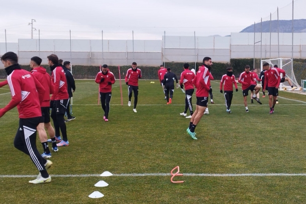Jugadores del Granada, con Puertas entre ellos, en el entrenamiento de este martes (FRAN CALVO) Jugadores del Granada, con Puertas entre ellos, en el entrenamiento de este martes (FRAN CALVO)
