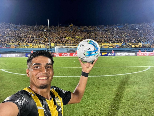 Arezo celebra con el balón del partido su hat trick (PEÑAROL) Arezo celebra con el balón del partido su hat trick (PEÑAROL)