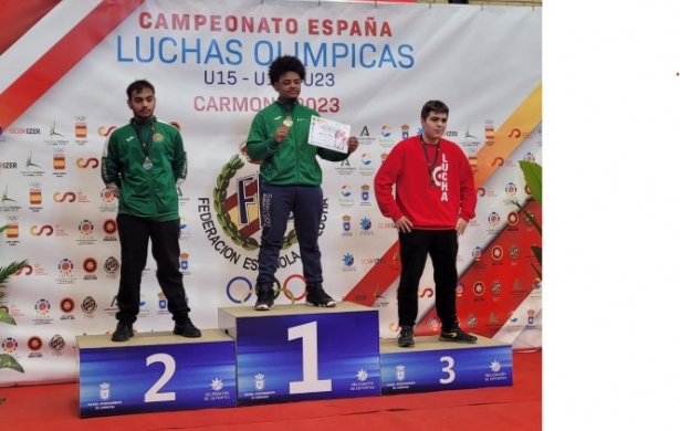 Wilber Asencio en lo ams alto del podio (LUCHA MARACENA) Wilber Asencio en lo ams alto del podio (LUCHA MARACENA)
