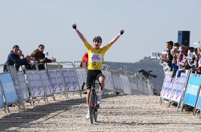Tadej Pogačar entra victorioso en meta (VUELTA A ANDALUCÍA)