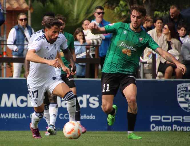 Paco Ariza pelea con Gato por el balón (MARBELLA FC) 