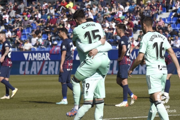 Carlos Neva se abraza con Callejón tras marcar el empate en Huesca (LALIGA) Carlos Neva se abraza con Callejón tras marcar el empate en Huesca (LALIGA)