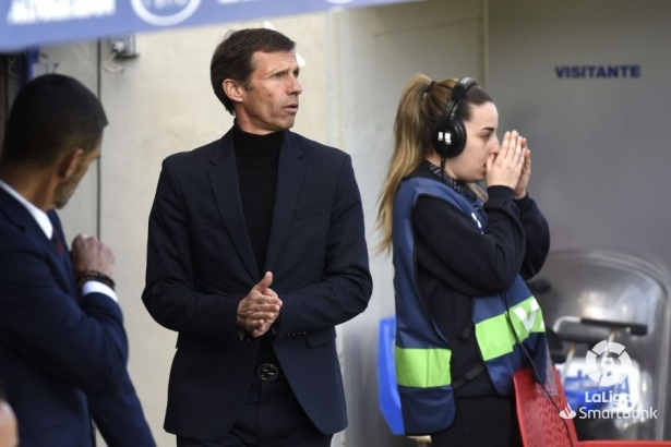 Ziganda, en la banda de `El Alcoraz` durante el Granada - Huesca (LALIGA) Ziganda, en la banda de `El Alcoraz` durante el Granada - Huesca (LALIGA)