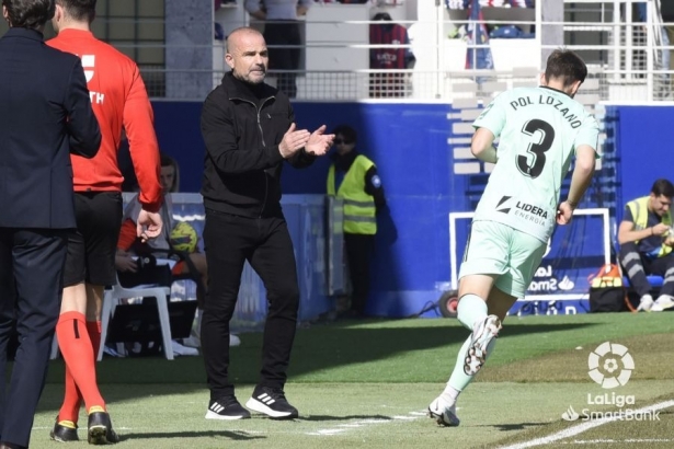 Paco López aplaude a sus futbolistas durante una acción en `El Alcoraz` (LALIGA) Paco López aplaude a sus futbolistas durante una acción en `El Alcoraz` (LALIGA)