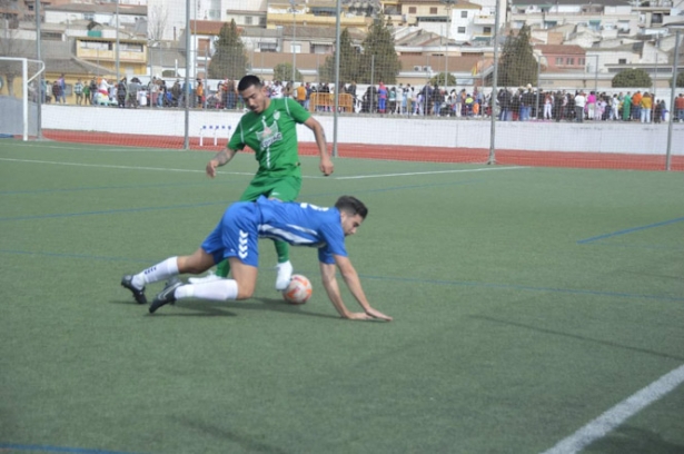 Óscar pelea por el balón (GABRIEL ROSARIO LÁZARO) 