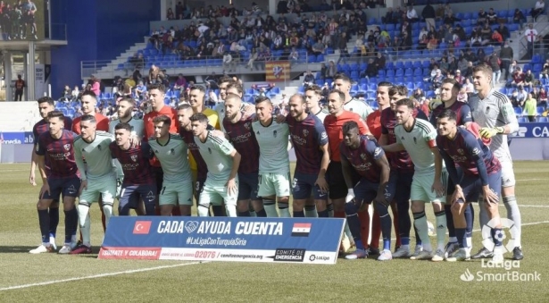 Los jugadores del Granada y del Huesca, en la foto inicial del partido de `El Alcoraz` (LALIGA) Los jugadores del Granada y del Huesca, en la foto inicial del partido de `El Alcoraz` (LALIGA)