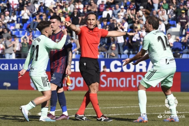 Arcediano Monescillo, entre Melendo e Ignasi Miquel, al señalar penalti en contra del Granada (LALIGA)