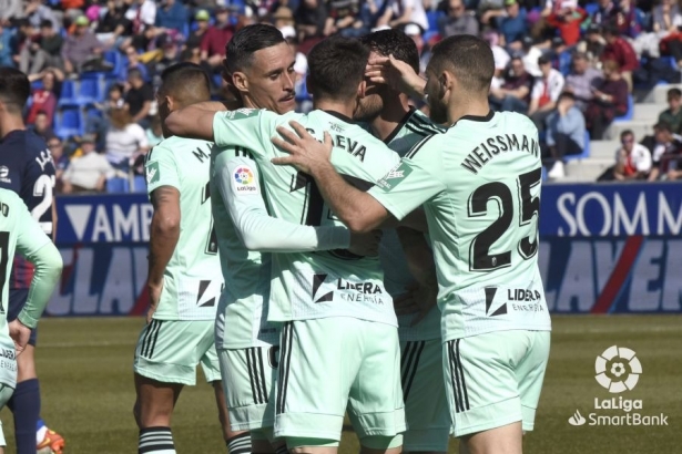 Los jugadores del Granada celebran el gol de Carlos Neva en `El Alcoraz` (LALIGA) Los jugadores del Granada celebran el gol de Carlos Neva en `El Alcoraz` (LALIGA)