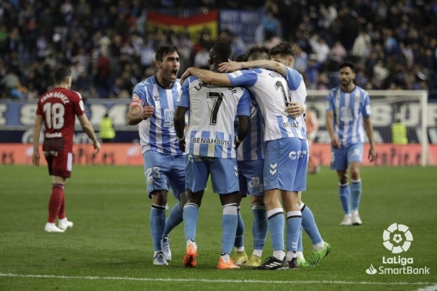 Los jugadores del Málaga celebran uno de los goles ante el Zaragoza (LALIGA) Los jugadores del Málaga celebran uno de los goles ante el Zaragoza (LALIGA)