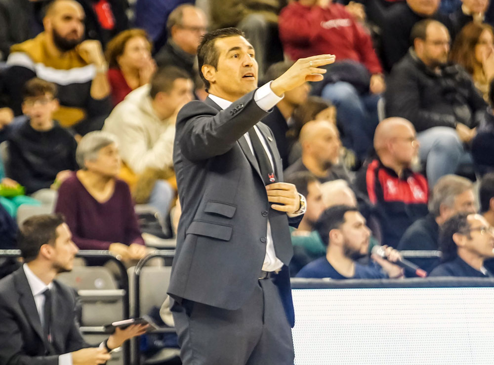 Pablo Pin da instricciones a sus jugadores en el partido ante Fuenlabrada (JOSÉ VELASCO)